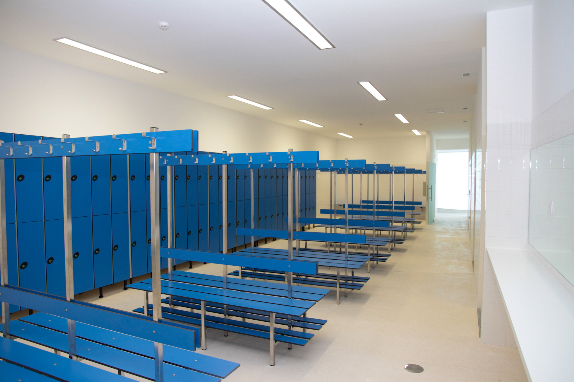 bancos e cabides em fenólico